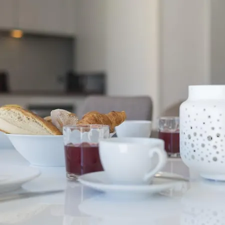 Apartamento Lovelystay - Casas Brancas - Modern With Balcony & Free Private Parking