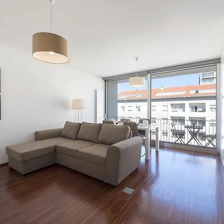 Apartamento Lovelystay - Casas Brancas - Modern With Balcony & Free Private Parking *