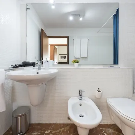 Apartamento Lovelystay - Casas Brancas - Modern With Balcony & Free Private Parking