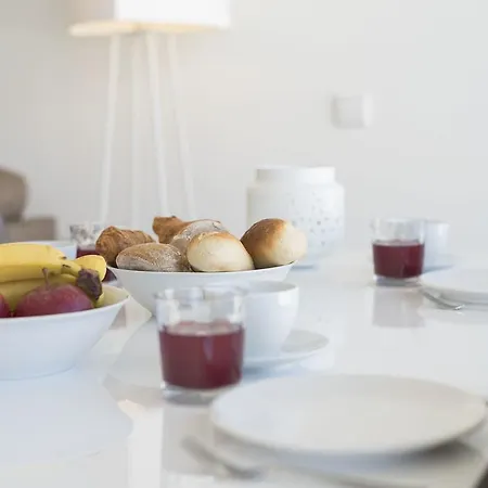 Lovelystay - Casas Brancas - Modern With Balcony & Free Private Parking 포르투