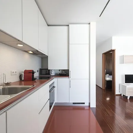 아파트 Lovelystay - Casas Brancas - Modern With Balcony & Free Private Parking 포르투