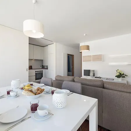 Lovelystay - Casas Brancas - Modern With Balcony & Free Private Parking 아파트 *