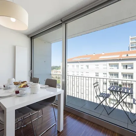 아파트 Lovelystay - Casas Brancas - Modern With Balcony & Free Private Parking
