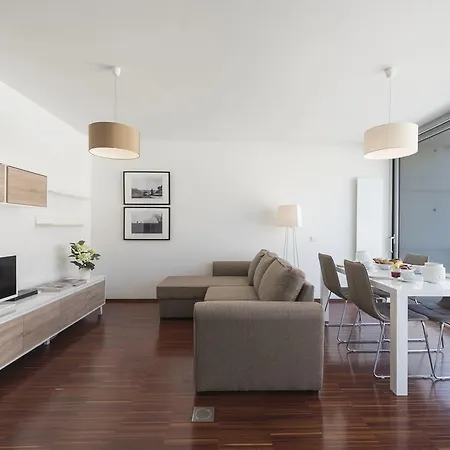 Lovelystay - Casas Brancas - Modern With Balcony & Free Private Parking 아파트