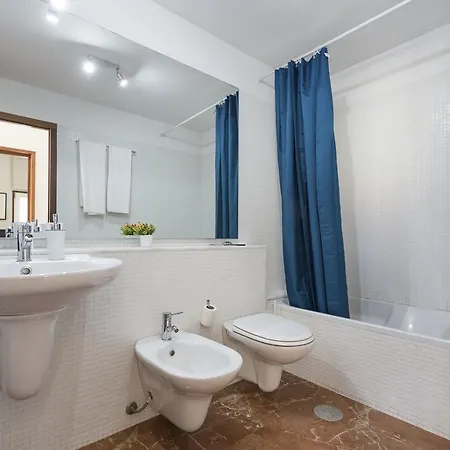 Lovelystay - Casas Brancas - Modern With Balcony & Free Private Parking 아파트 포르투